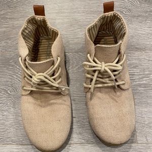 Size 7 tan Aldo ankle boots